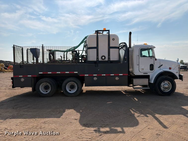 image for item FM7584 2000 Freightliner Conventional flatbed truck