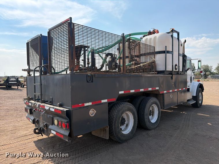 image for item FM7584 2000 Freightliner Conventional flatbed truck