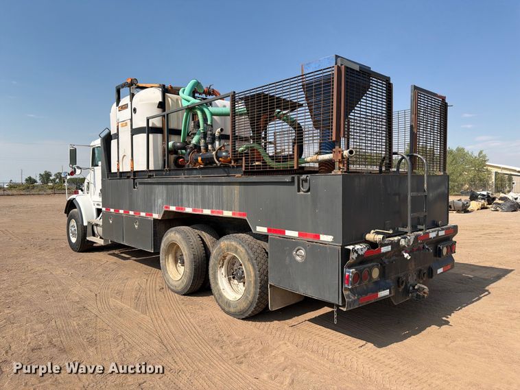 image for item FM7584 2000 Freightliner Conventional flatbed truck