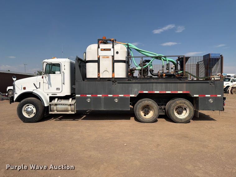 image for item FM7584 2000 Freightliner Conventional flatbed truck