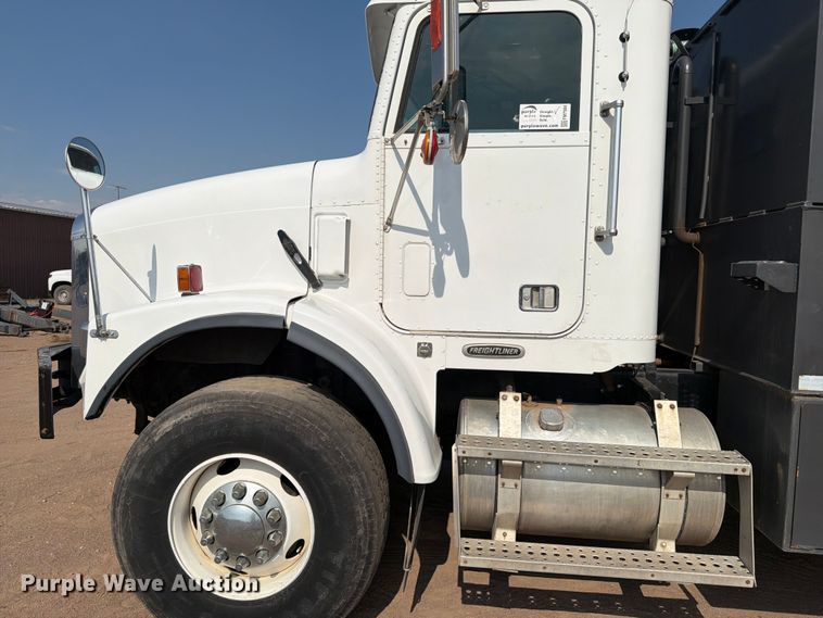 image for item FM7584 2000 Freightliner Conventional flatbed truck