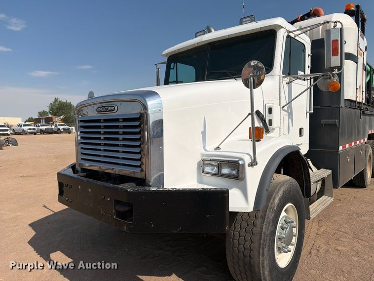 image for item FM7584 2000 Freightliner Conventional flatbed truck