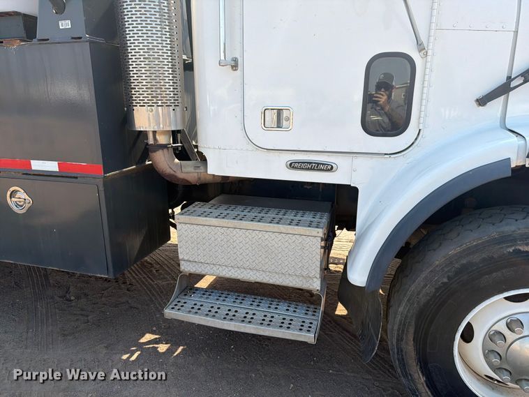 image for item FM7584 2000 Freightliner Conventional flatbed truck