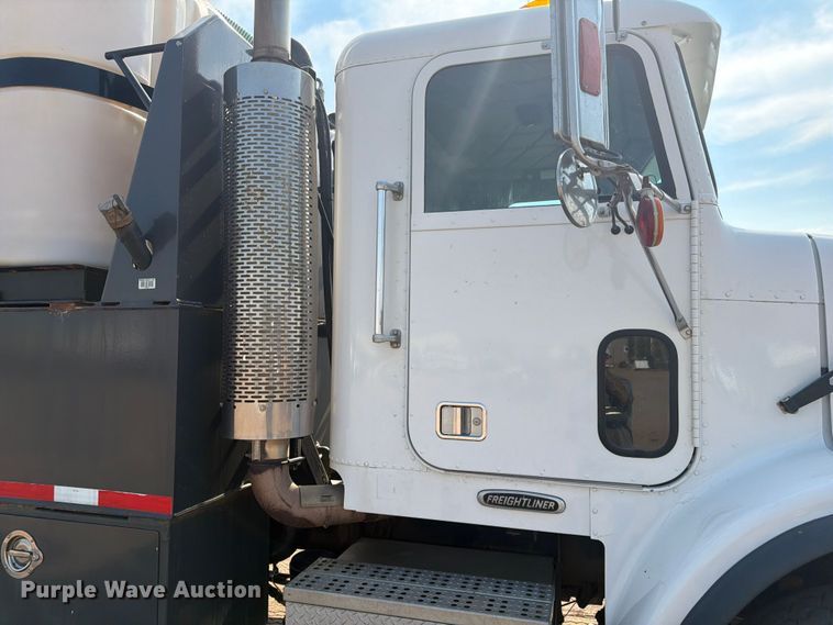 image for item FM7584 2000 Freightliner Conventional flatbed truck