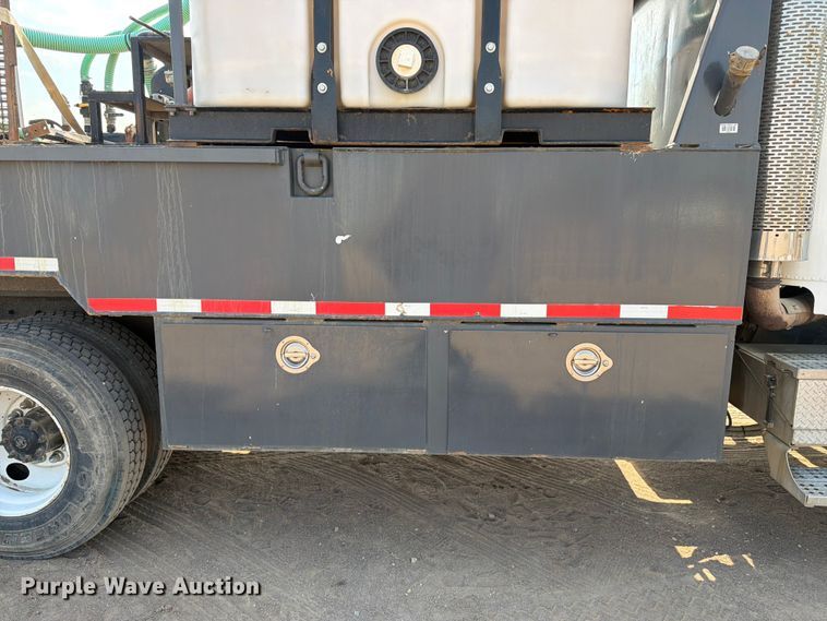 image for item FM7584 2000 Freightliner Conventional flatbed truck