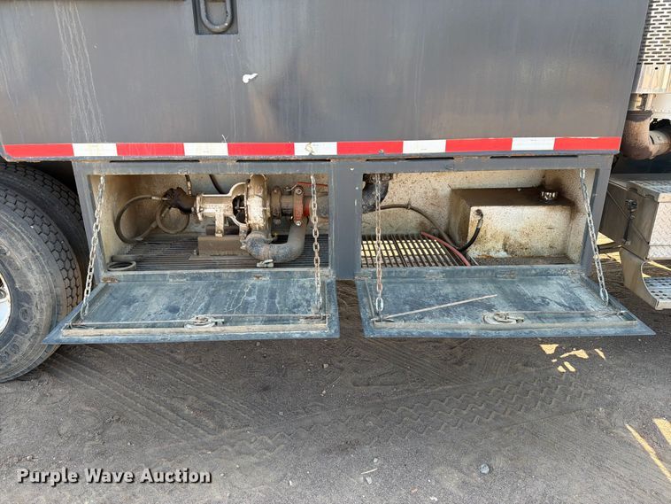 image for item FM7584 2000 Freightliner Conventional flatbed truck