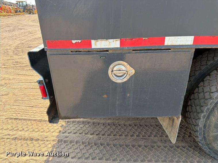 image for item FM7584 2000 Freightliner Conventional flatbed truck