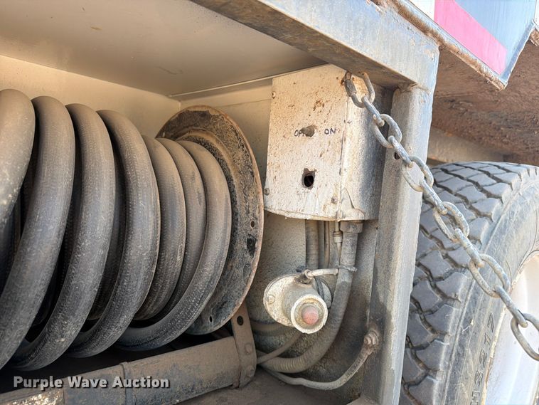 image for item FM7584 2000 Freightliner Conventional flatbed truck