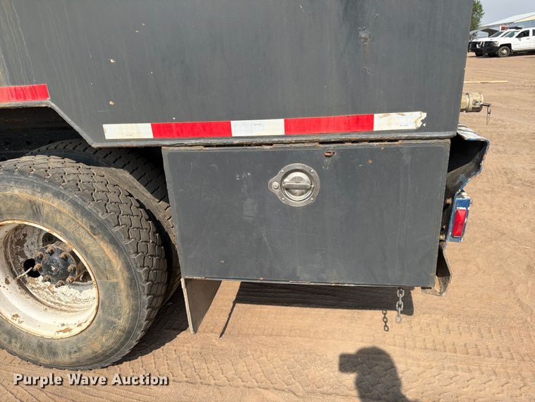 image for item FM7584 2000 Freightliner Conventional flatbed truck