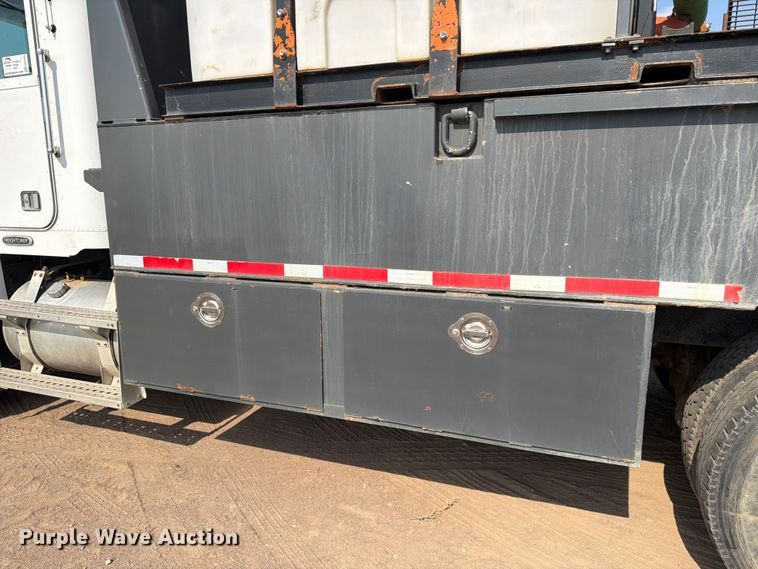 image for item FM7584 2000 Freightliner Conventional flatbed truck