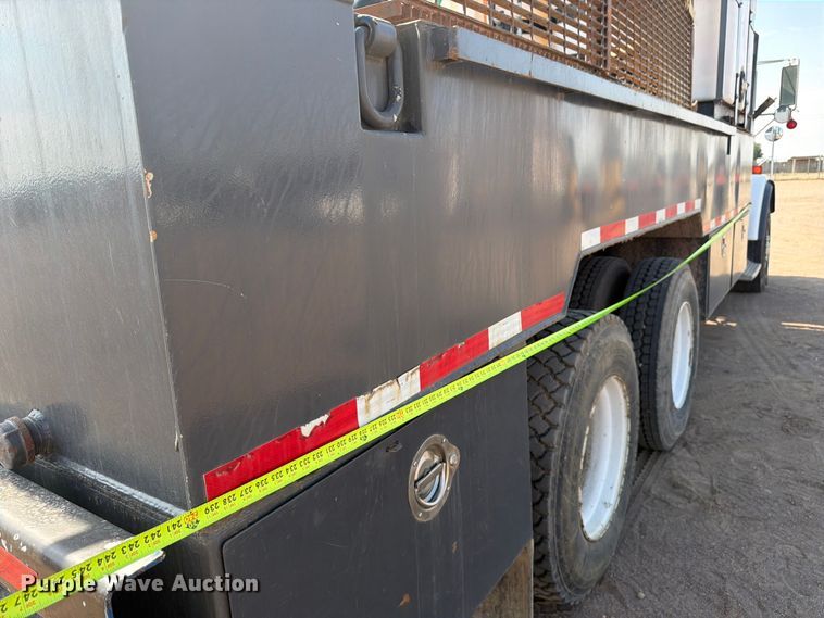 image for item FM7584 2000 Freightliner Conventional flatbed truck