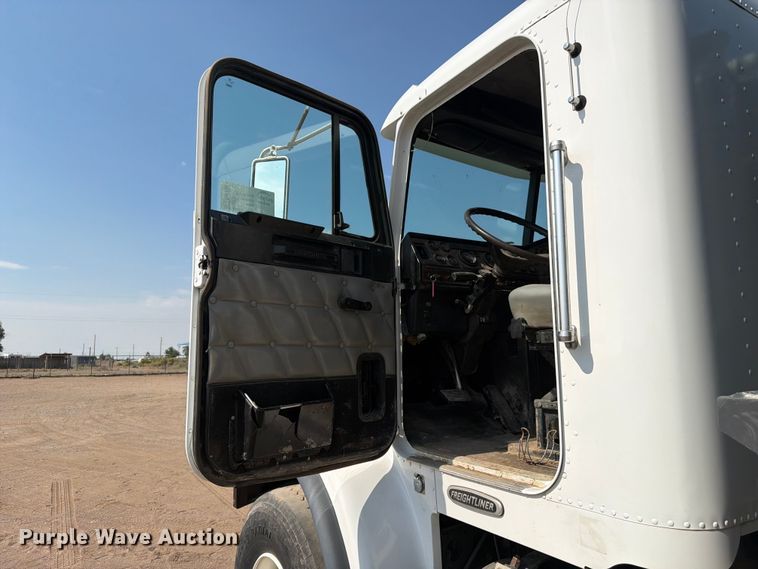 image for item FM7584 2000 Freightliner Conventional flatbed truck