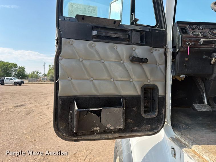 image for item FM7584 2000 Freightliner Conventional flatbed truck
