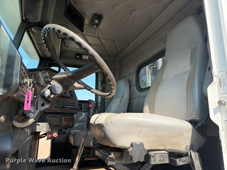 image for item FM7584 2000 Freightliner Conventional flatbed truck