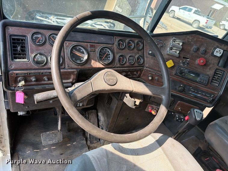 image for item FM7584 2000 Freightliner Conventional flatbed truck