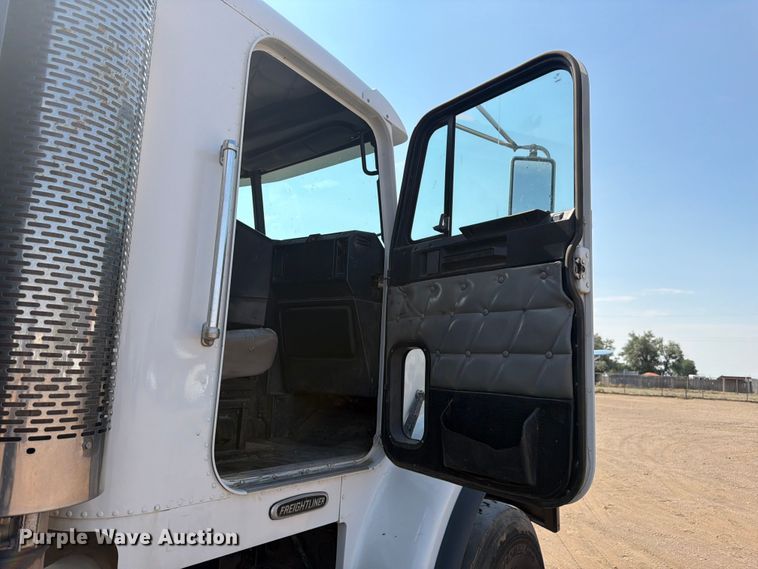 image for item FM7584 2000 Freightliner Conventional flatbed truck