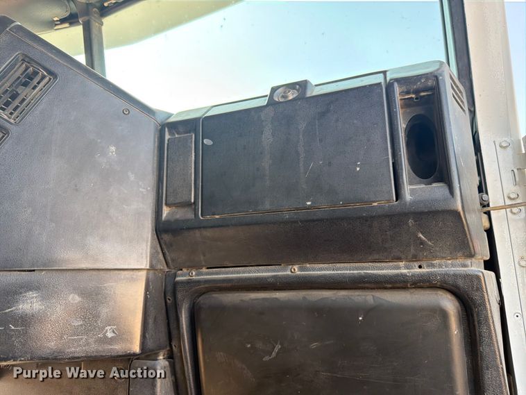 image for item FM7584 2000 Freightliner Conventional flatbed truck