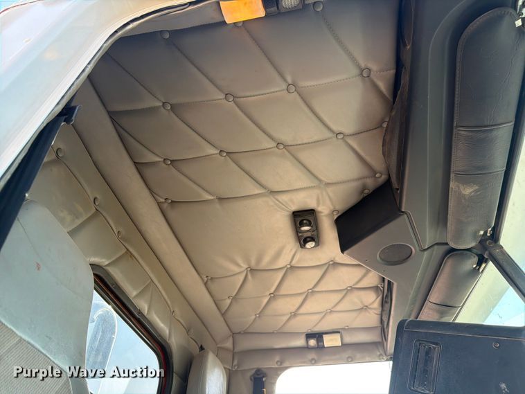 image for item FM7584 2000 Freightliner Conventional flatbed truck
