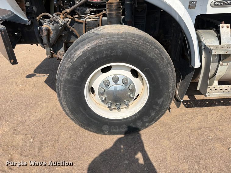 image for item FM7584 2000 Freightliner Conventional flatbed truck