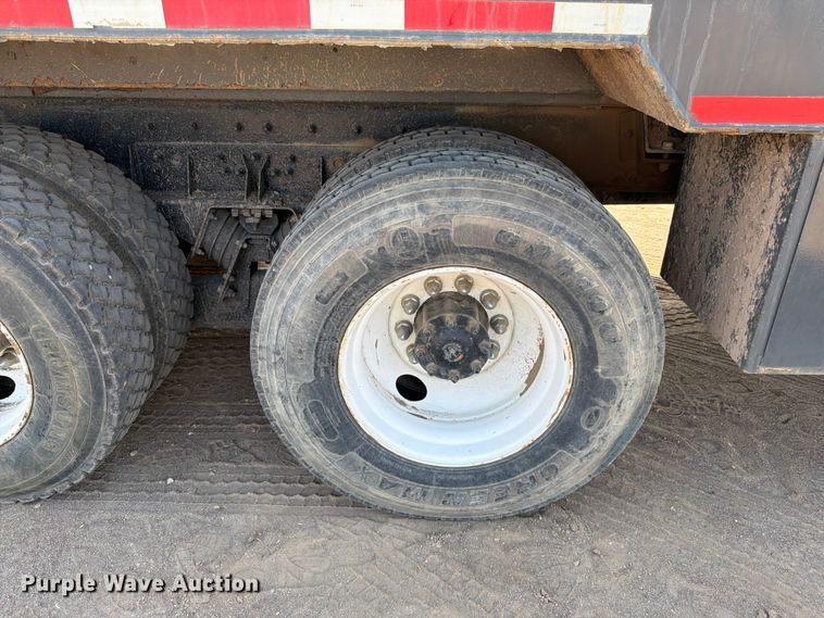 image for item FM7584 2000 Freightliner Conventional flatbed truck