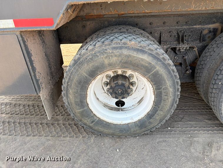 image for item FM7584 2000 Freightliner Conventional flatbed truck