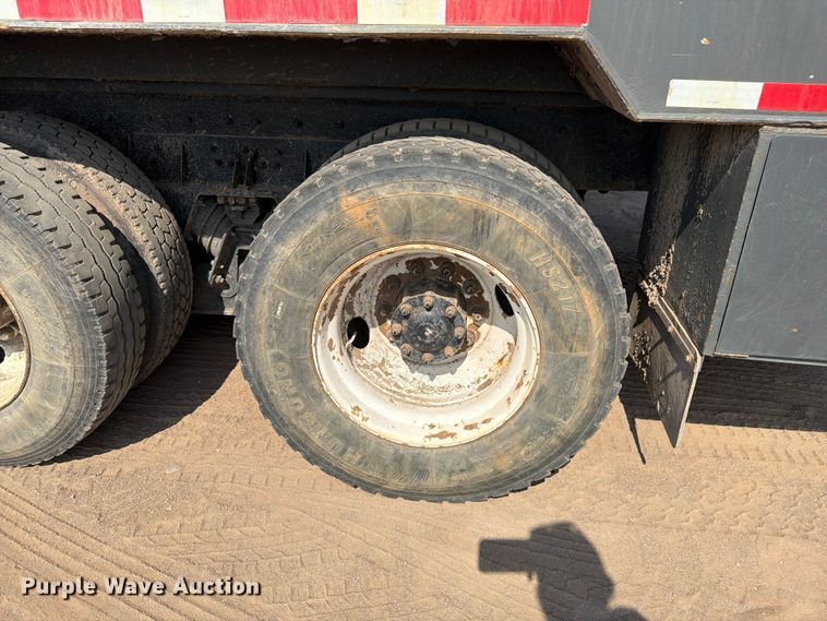 image for item FM7584 2000 Freightliner Conventional flatbed truck