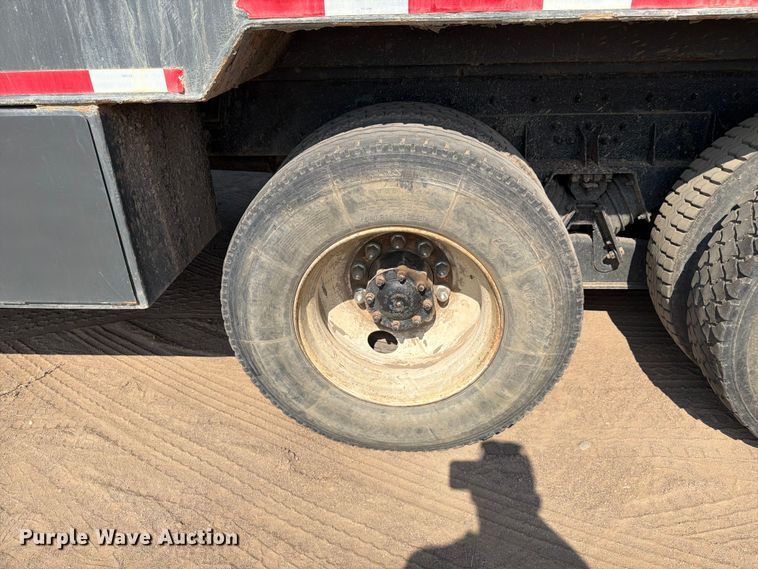 image for item FM7584 2000 Freightliner Conventional flatbed truck