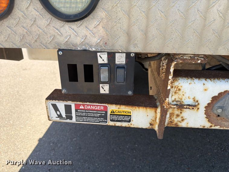 image for item FM7595 2009 Ford F550 Super Duty XL bucket truck