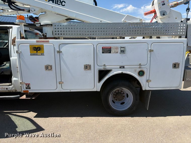 image for item FM7595 2009 Ford F550 Super Duty XL bucket truck