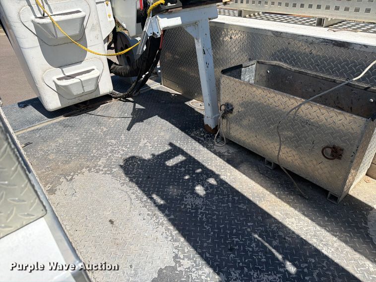 image for item FM7595 2009 Ford F550 Super Duty XL bucket truck