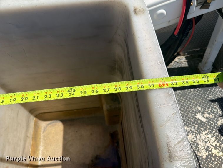 image for item FM7595 2009 Ford F550 Super Duty XL bucket truck