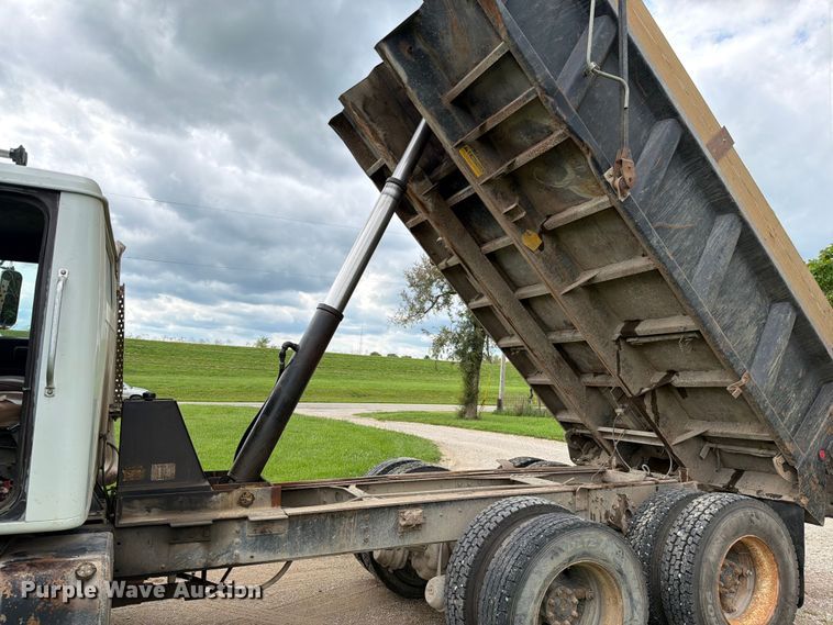 image for item FN5747 1989 Navistar F-2554 dump truck