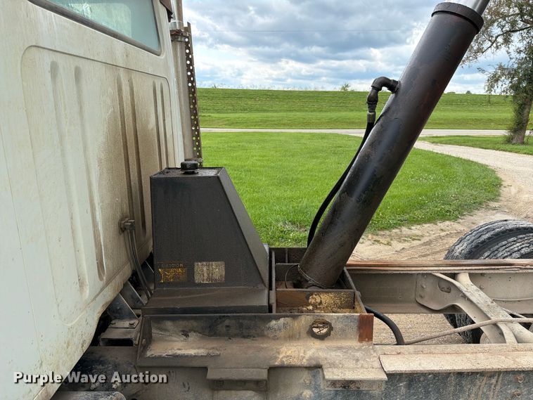 image for item FN5747 1989 Navistar F-2554 dump truck
