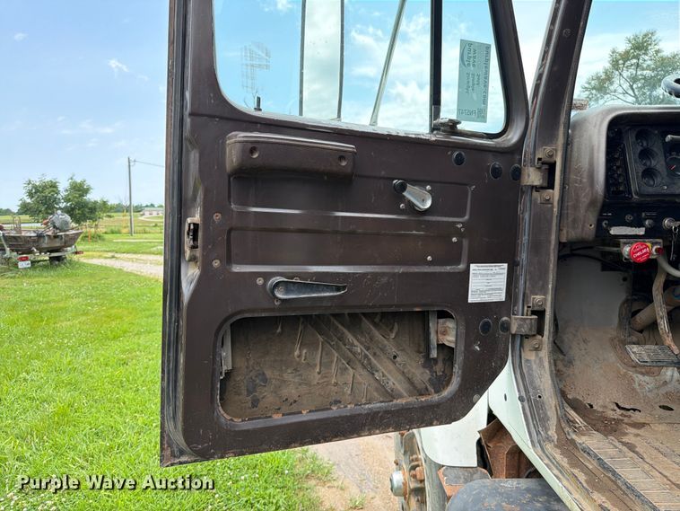 image for item FN5747 1989 Navistar F-2554 dump truck