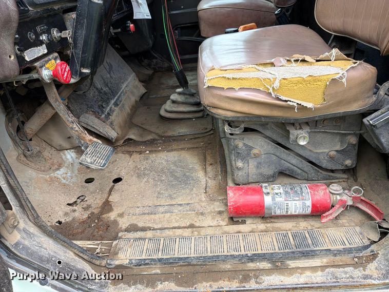 image for item FN5747 1989 Navistar F-2554 dump truck