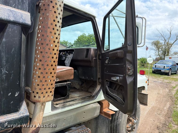 image for item FN5747 1989 Navistar F-2554 dump truck