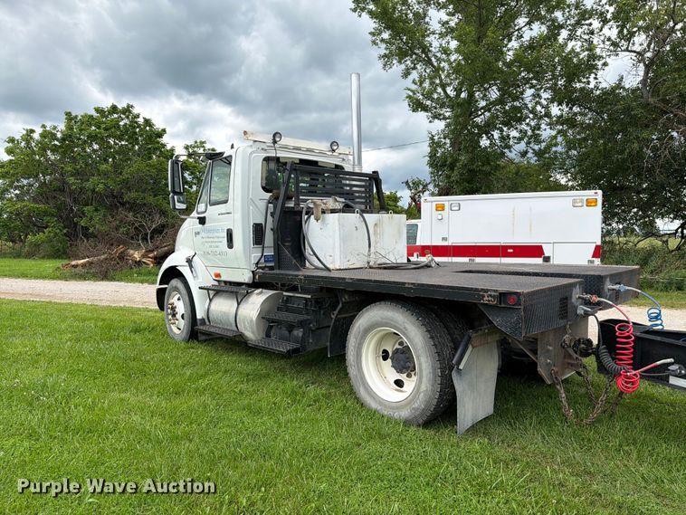 image for item FN5750 2007 International 8600 flatbed truck