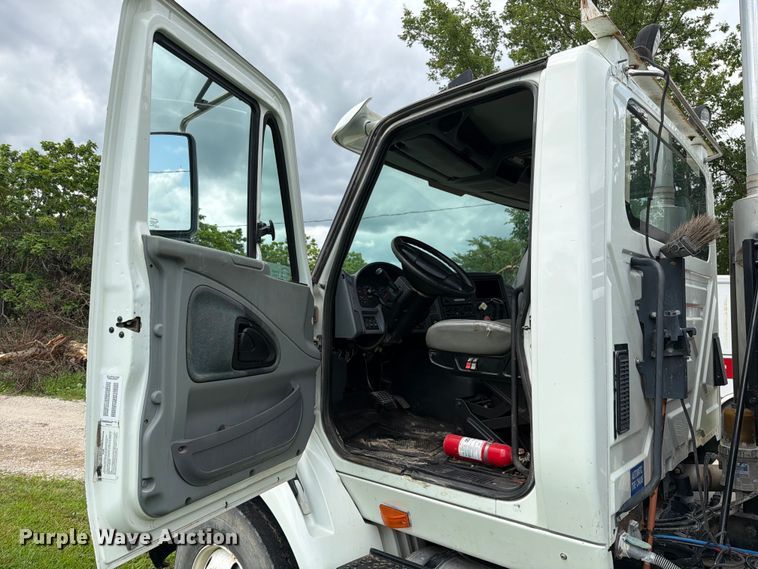image for item FN5750 2007 International 8600 flatbed truck