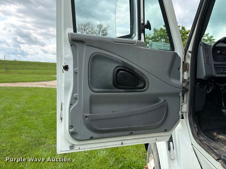 image for item FN5750 2007 International 8600 flatbed truck