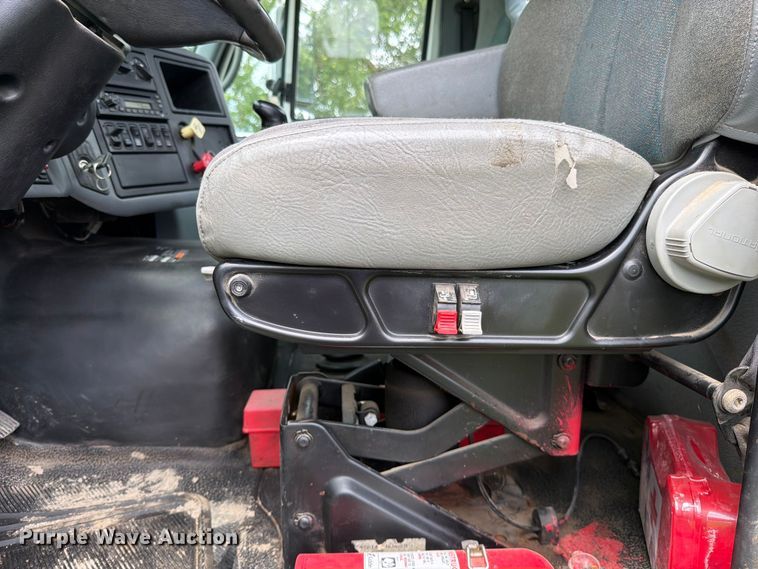 image for item FN5750 2007 International 8600 flatbed truck