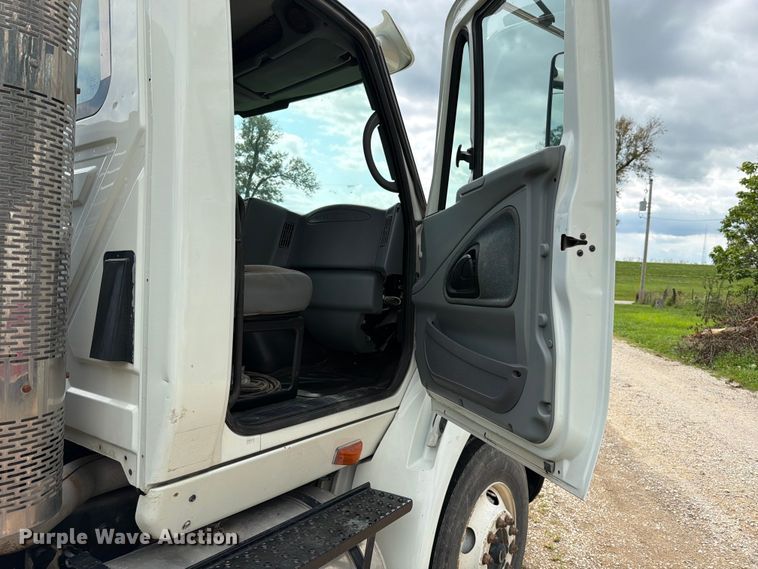 image for item FN5750 2007 International 8600 flatbed truck