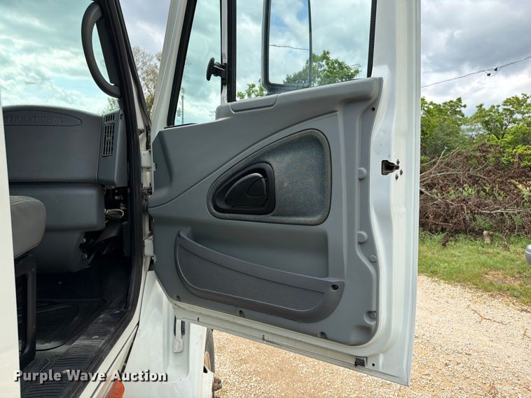image for item FN5750 2007 International 8600 flatbed truck