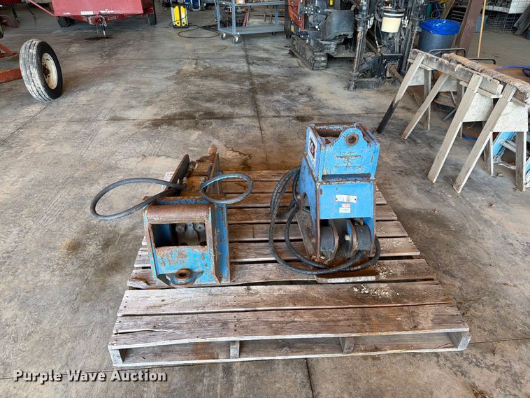 image for item FN5752 Excavator attachments