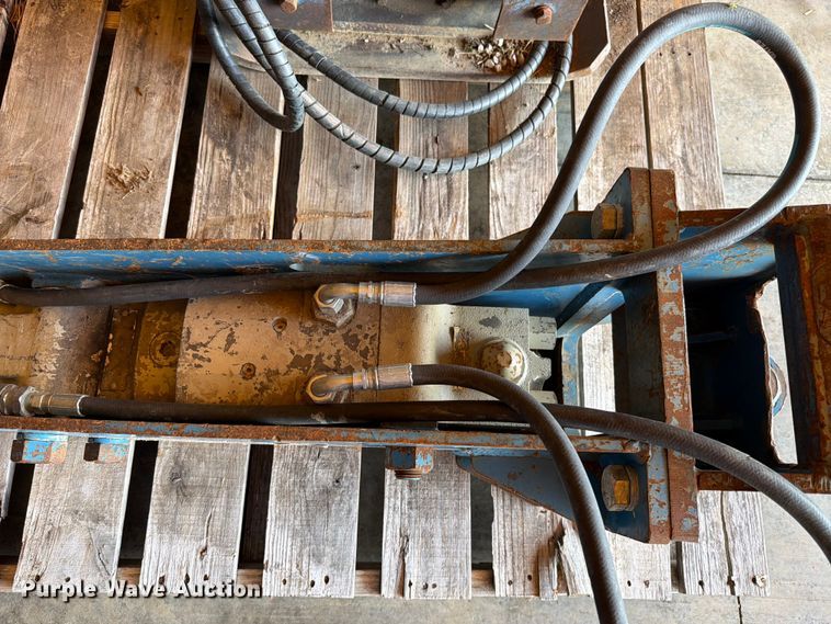 image for item FN5752 Excavator attachments