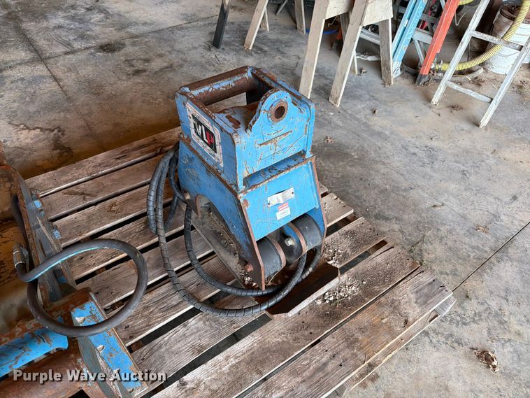 image for item FN5752 Excavator attachments