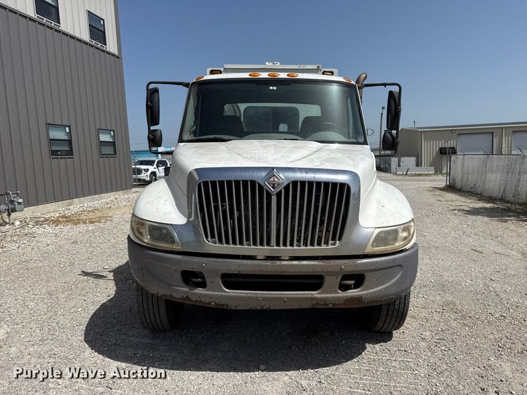 image for item FO4504 2004 International 4400 utility / service truck