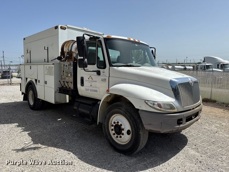 image for item FO4504 2004 International 4400 utility / service truck