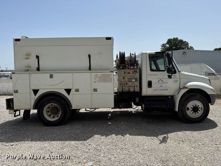 image for item FO4504 2004 International 4400 utility / service truck