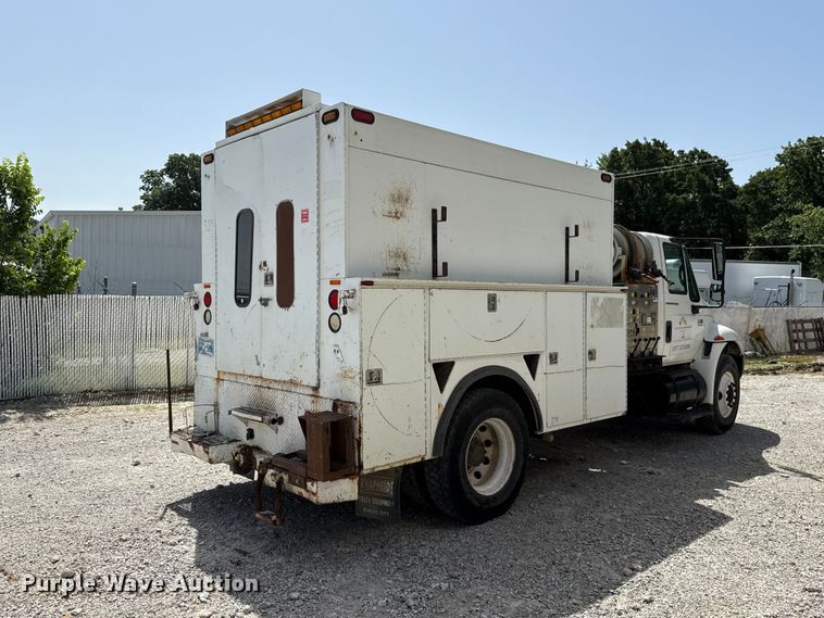 image for item FO4504 2004 International 4400 utility / service truck