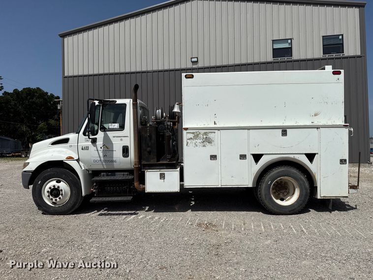 image for item FO4504 2004 International 4400 utility / service truck